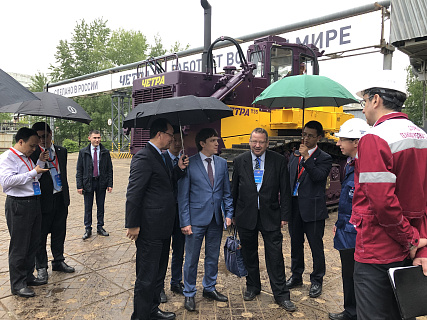 Китайская делегация побывала на знаменитом трактор-шоу ЧЕТРА